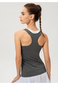 Détail d'un débardeur de sport avec dos nageur, texture gris chiné et effet superposé