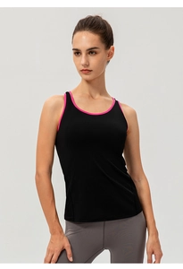 Détail du débardeur sport noir avec bordure rose et col en U pour entraînement fitness