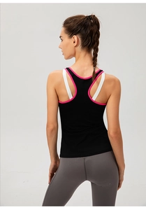 Détail du dos nageur sur débardeur de sport femme avec bordure rose contrastée