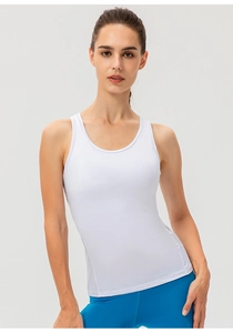 Gros plan sur le débardeur de sport blanc cintré en tissu respirant à séchage rapide
