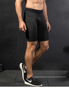 Dettaglio dei pantaloncini fitness uomo ad alta elasticità e asciugatura rapida