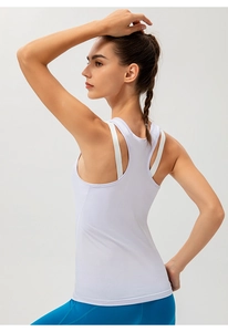 Détail de la coupe dos nageur et du tissu respirant du débardeur de sport femme