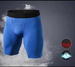 Dettaglio dei pantaloncini a compressione blu da uomo con mesh traspirante e tessuto tecnico