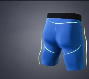 Dettaglio dei pantaloncini a compressione blu con cuciture piatte e inserto in mesh