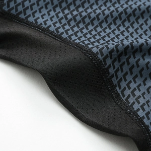 Détail de l'imprimé géométrique 3D et du mesh respirant sur le t-shirt de sport pour homme