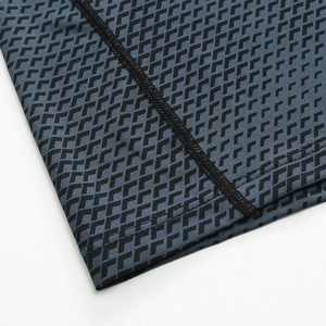 Détail du tissu de compression gris avec impression 3D et coutures plates de sport