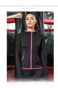 Détail du zip rose et du col montant coupe-vent sur la veste de yoga noire