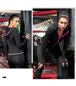 Détail des passe-pouces et bordures contrastées roses sur le sweat sport femme