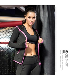 Vue détaillée de l'ensemble de sport noir pour femme avec fermeture rose