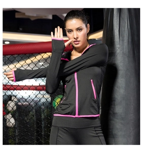 Détail de la veste de sport pour femme avec fermeture rose et passe-pouces