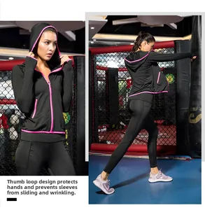 Détail de la veste de sport avec passe-pouce et zips roses contrastés pour le yoga