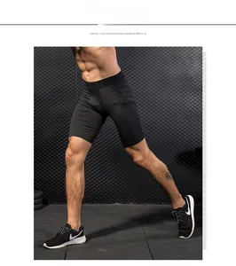 Dettaglio dei pantaloncini a compressione neri da uomo con mesh e tessuto elastico