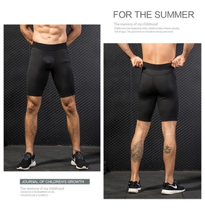 Dettaglio frontale e posteriore degli shorts a compressione per fitness e corsa uomo