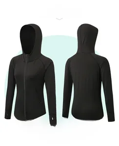 Détail avant et arrière de la veste de sport noire à capuche avec passe-pouces