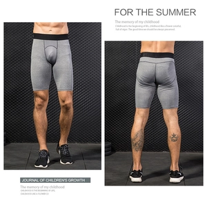 Dettaglio dei pantaloncini a compressione da uomo con elastico e inserti in mesh