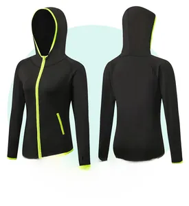 Détails de la veste de sport noire avec zips verts, capuche et passe-pouces