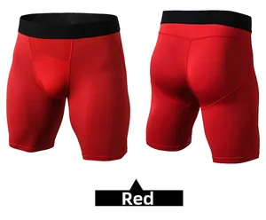Vista frontale e posteriore dei pantaloncini a compressione rossi da uomo con vita nera