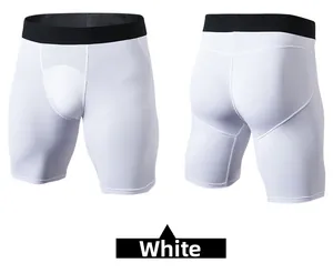 Dettaglio dei pantaloncini a compressione bianchi con cuciture ergonomiche e vita