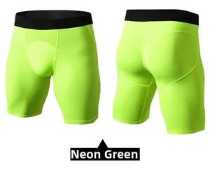Dettaglio fronte e retro dei pantaloncini a compressione verde fluo con elastico nero