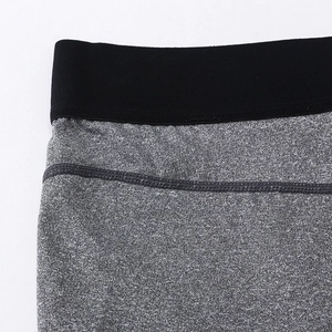 Dettaglio dei pantaloncini sportivi da uomo con inserti in mesh e cuciture piatte a sei fili