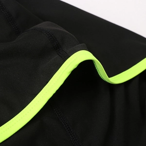 Détail de la veste de sport avec passepoil vert néon contrasté et coutures plates durables