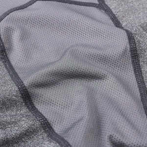 Dettaglio dei pantaloncini sportivi da uomo con tessuto grigio e pannelli in mesh traspirante