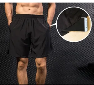 Détail du short de sport pour homme avec poches latérales pour ranger un téléphone