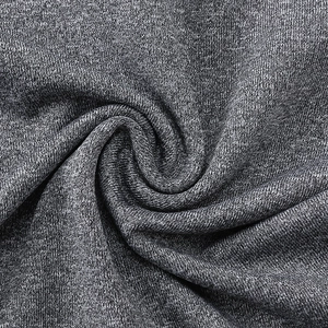 Macro di tessuto sportivo grigio scuro che mostra trama a maglia fitta ed elasticità