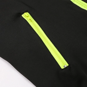 Gros plan sur sweat à capuche de sport noir avec zip jaune fluo et texture tricotée