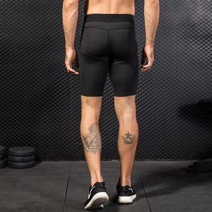 Pantaloncini sportivi a compressione da uomo neri, vista posteriore in palestra