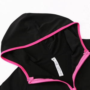 Sweat à capuche de sport noir pour femme avec fermeture éclair rose en polyester et élasthanne