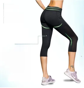 Détail du legging yoga taille haute avec panneaux en mesh et tissu à séchage rapide