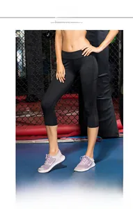 Détail du legging noir court taille haute en tissu élastique et coupe moulante