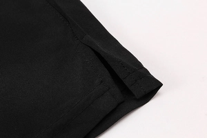 Gros plan sur la fente latérale et les coutures de ce short de sport pour homme