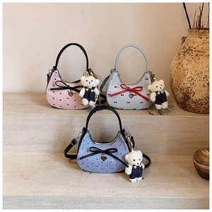 Detailansicht von Ballet-Stil Handtaschen mit Schleifen und süßen Bären-Anhängern