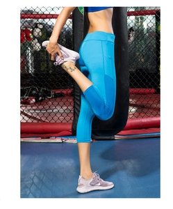 Détail de legging de yoga bleu ciel extensible avec poches et coutures profilées