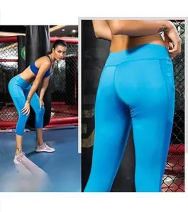 Détail de leggings de yoga bleu ciel à taille haute avec poche latérale et empiècement mesh