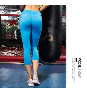 Gros plan du legging capri de yoga bleu ciel à taille haute avec poches latérales