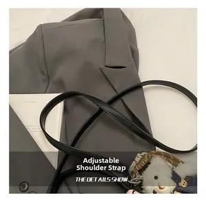 Detail eines verstellbaren schwarzen Lederriemens mit einem süßen Plüschbär-Anhänger