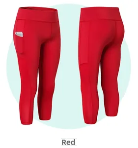 Détail du legging court rouge taille haute avec poches latérales et empiècements en résille