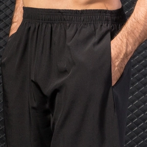 Short de sport noir respirant pour homme avec taille élastique et poches latérales