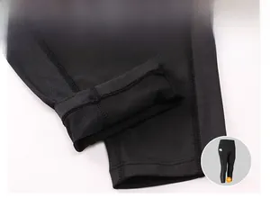 Détail de couture à quatre aiguilles sur un pantalon de yoga noir avec poche latérale