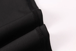 Gros plan des coutures plates et du tissu élastique noir pour leggings de yoga femme