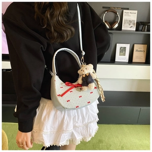 Blaue Mondsichel-Schultertasche mit roten Schleifen und süßem Teddybär-Plüsch-Anhänger
