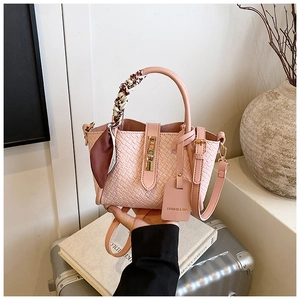 Sac seau tissé rose avec détail de poignée en foulard de soie et fermoir doré