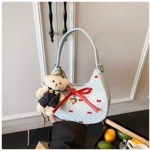 Detailansicht der hellblauen Pünktchen-Tasche mit roten Schleifen und Bärenanhänger