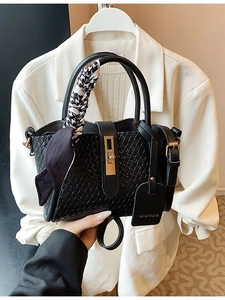 Sac Seau en Cuir PU Tissé à la Mode pour Femmes Avec Écharpe Décor Sac à Bandoulière Sac à Main Couleur Unie Tendance