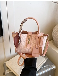 Sac seau rose tissé avec foulard en soie et fermoir doré, porté main ou bandoulière chic