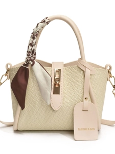 Sac seau tressé crème avec poignée en foulard de soie et fermoir doré rotatif