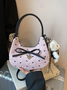 Rosa sichelförmige Hobo-Bag mit schwarzen Schleifen, Falten und Bärenanhänger